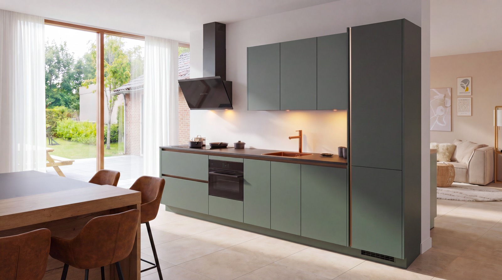 Moderne groene keuken met houten werkblad en koperen kraan
