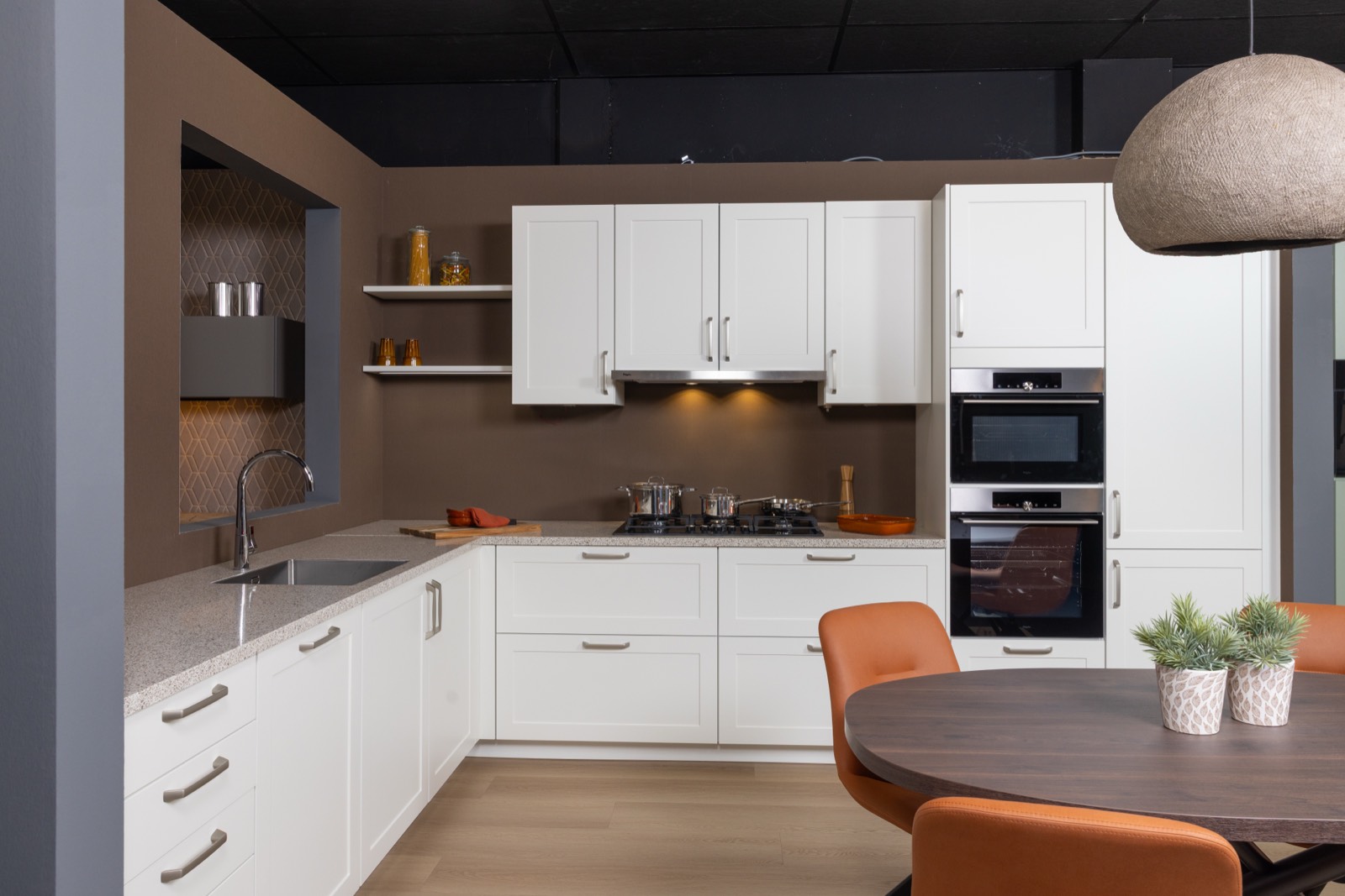Witte hoekkeuken in de showroom